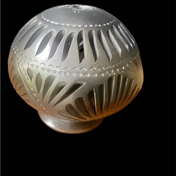 Elegant Carved Vase in Gradient Tones - Picture 3 of 4